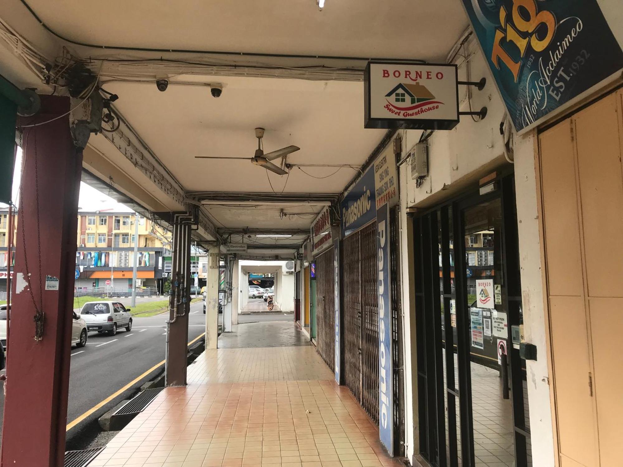 Borneo Sweet Guesthouse Kuching Esterno foto