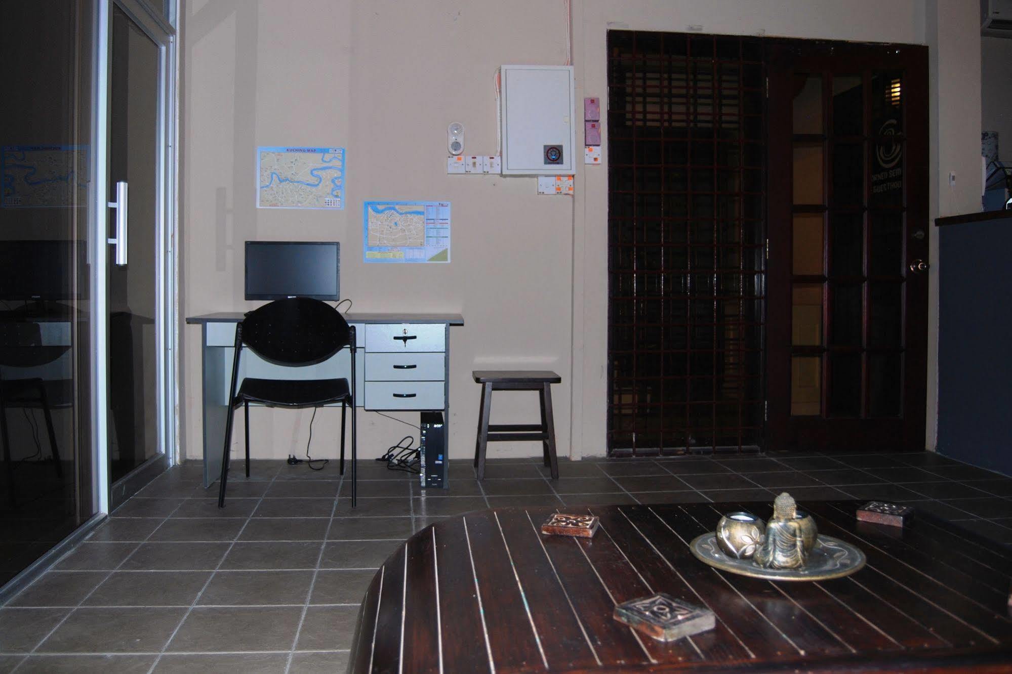 Borneo Sweet Guesthouse Kuching Esterno foto